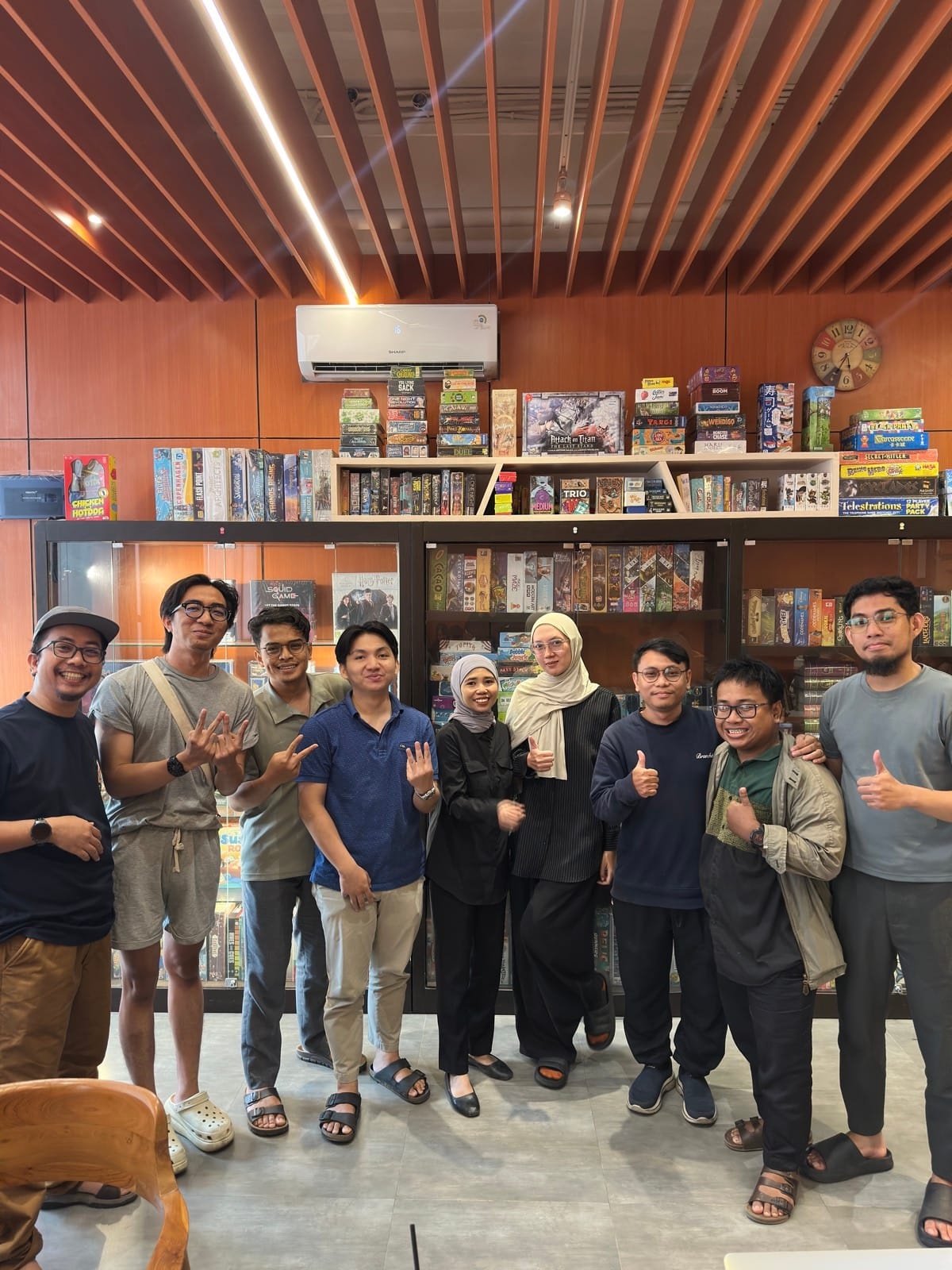 Foto bareng pengurus dan volunteer Marclub di Pandora Board Game Library