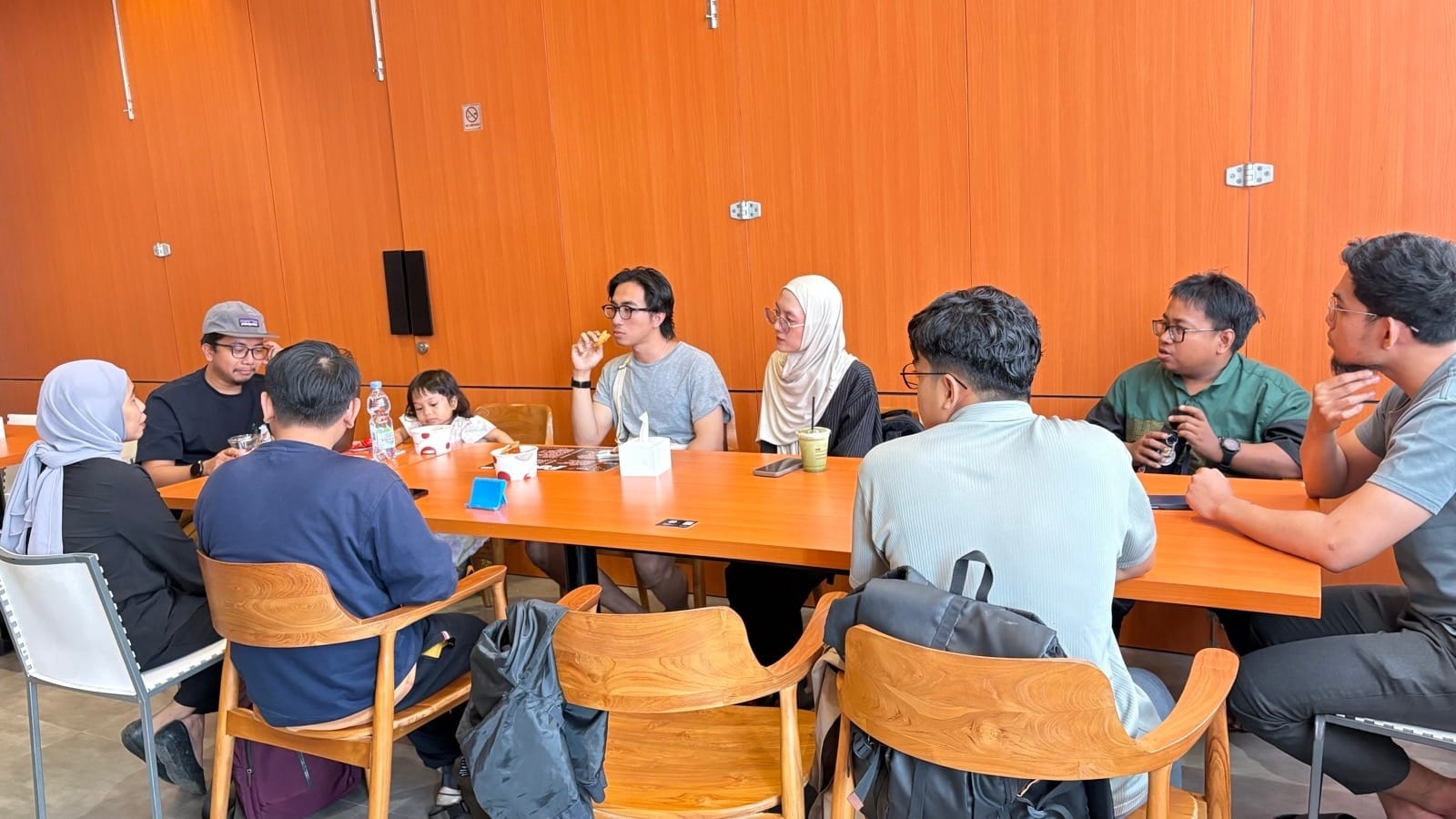 Sesi perkenalan pengurus dan volunteer Marclub